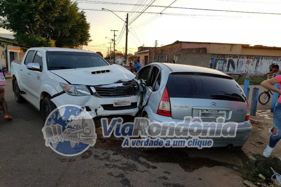 Carro avança preferencial e acaba sendo atingido por caminhonete na zona Sul