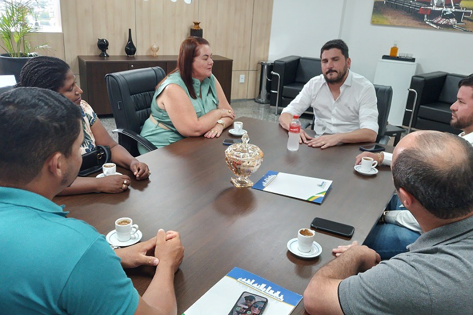 Prefeita e vice eleitos de Pimenteiras se reúnem com o deputado Jean Mendonça