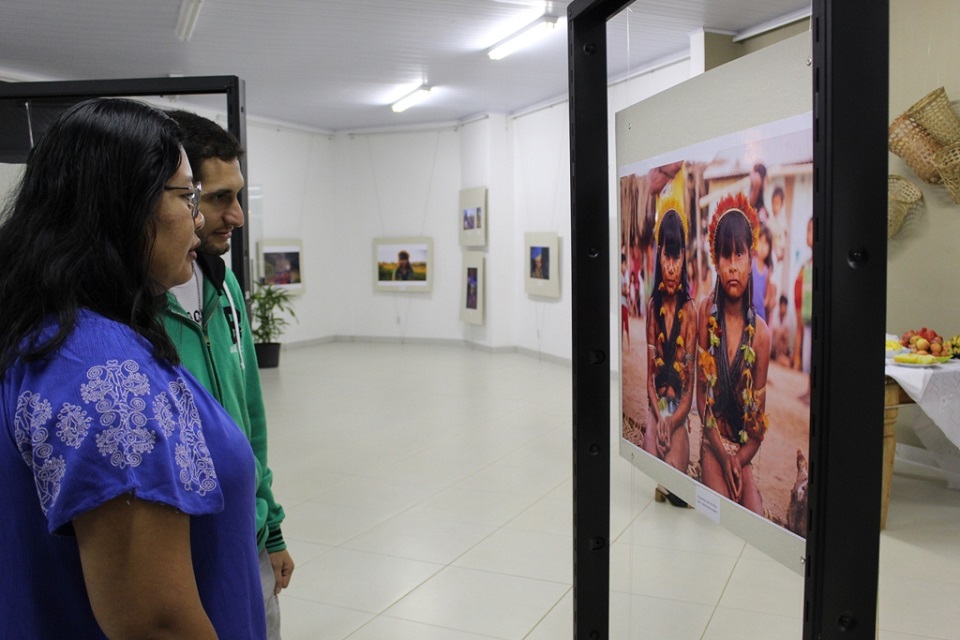 Exposição de fotografias sobre a cultura indígena é lançada em Vilhena 