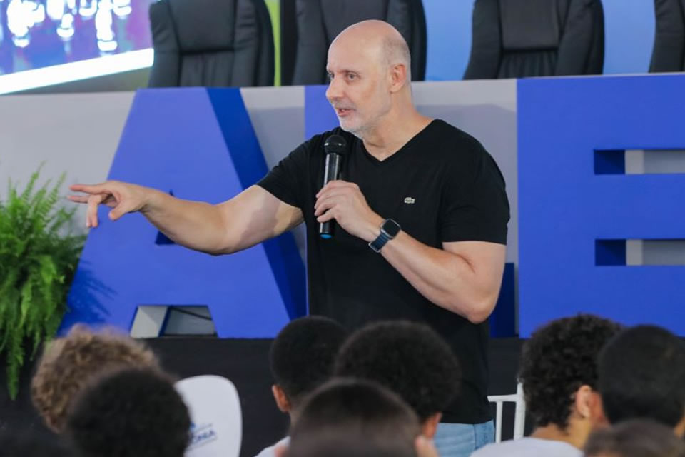 Trabalho e performance são destacados em palestra do ex-atleta Tande no estande da Alero