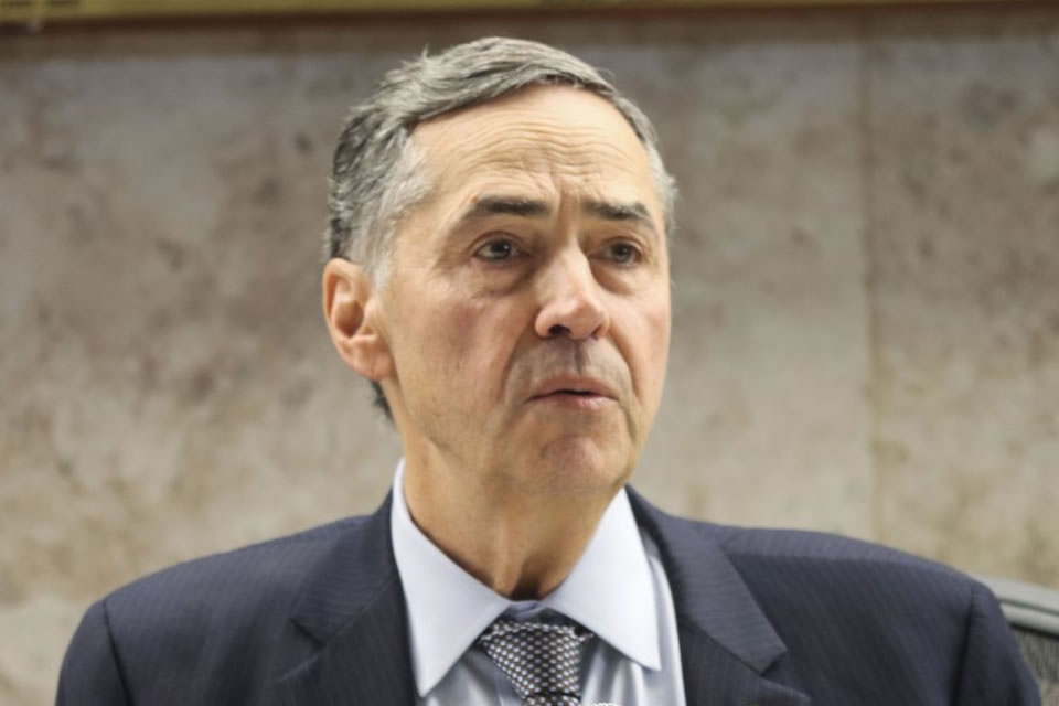 Poderes vivem “parceria”, diz Barroso nos 35 anos da Constituição