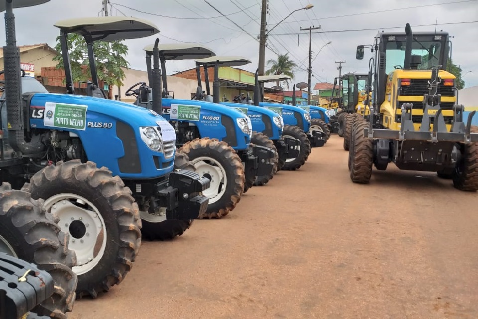 Máquinas e implementos são entregues para fomentar produção rural em Porto Velho
