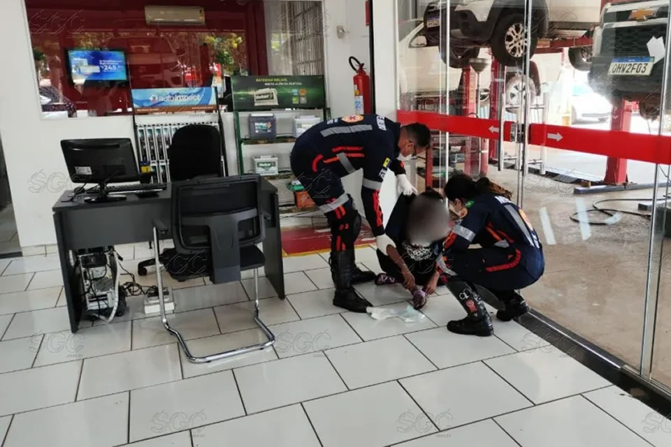 Mulher é esfaqueada nas costas pelo marido e pede socorro em oficina de carros