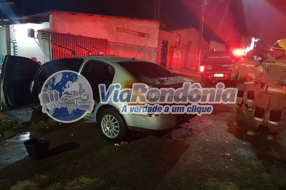 Carro pega fogo em garagem de residência de forma misteriosa em Porto Velho