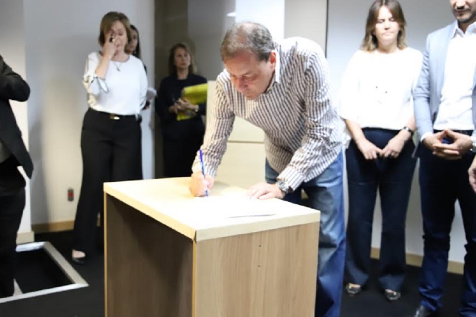  CAPITAL - Prefeito Hildon Chaves assina termo que garante avanço na saúde