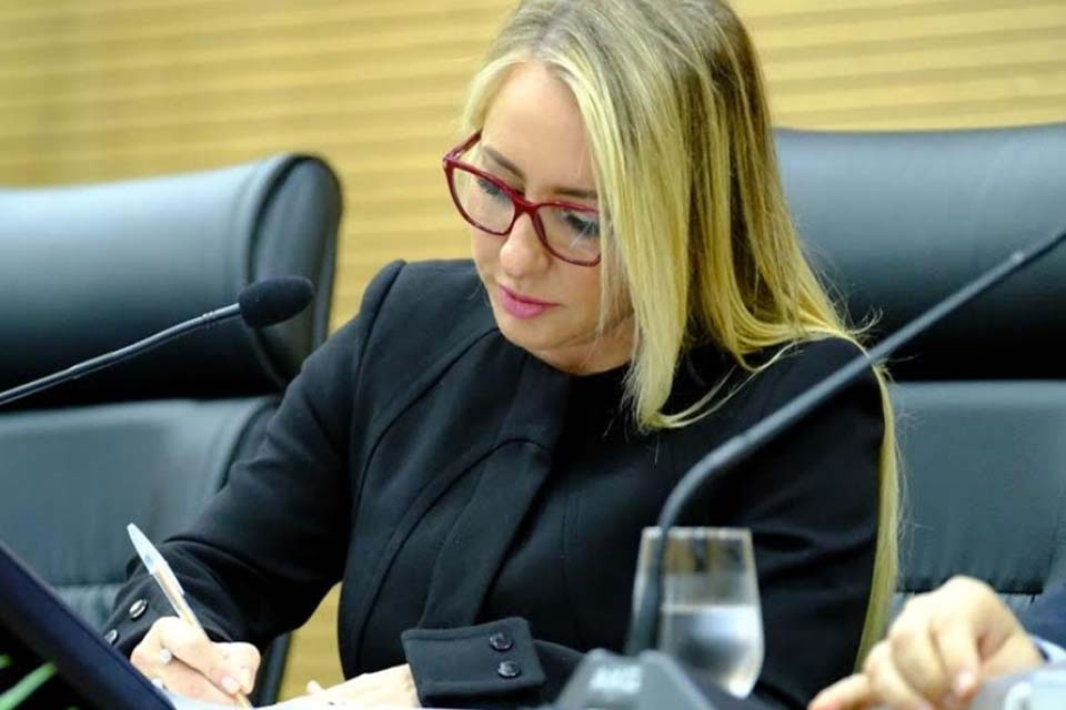 Ieda Chaves solicita cobertura do pátio da Escola Juscelino Kubitschek, em Santa Luzia do Oeste