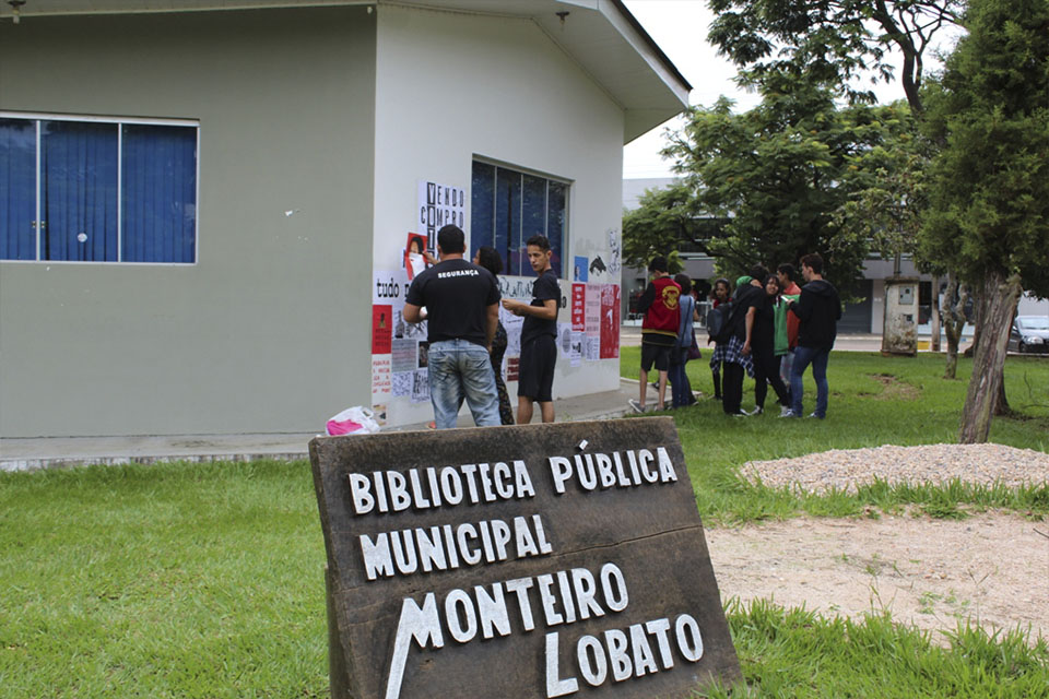 Grupo realiza intervenção cultural em praça de Vilhena