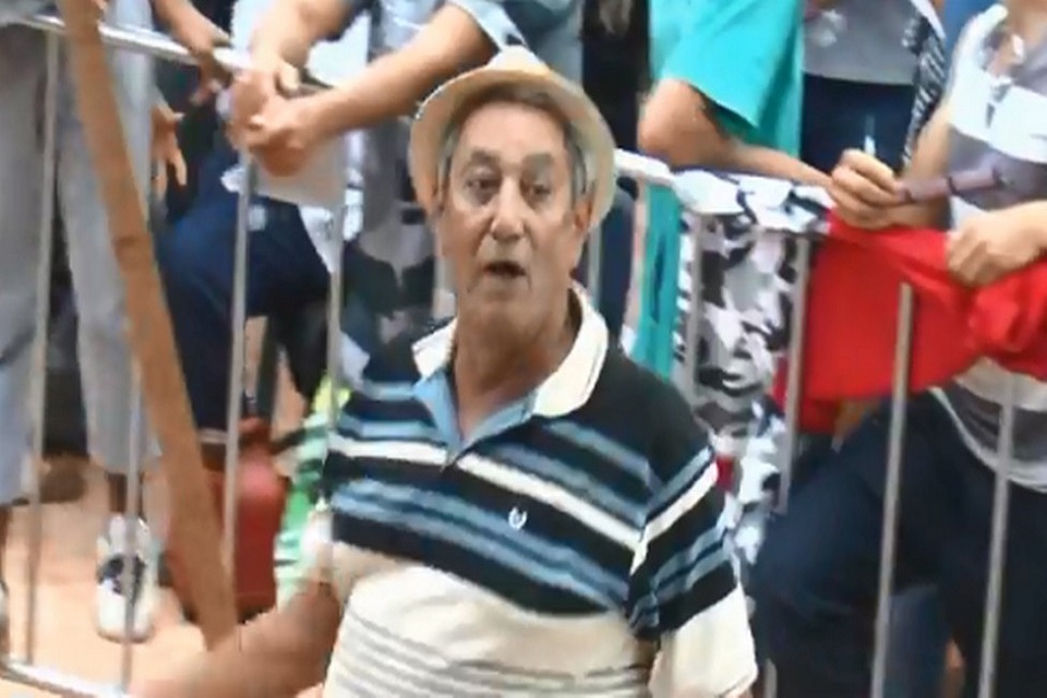 Idoso passa mal e morre em palco ao ganhar carro em sorteio