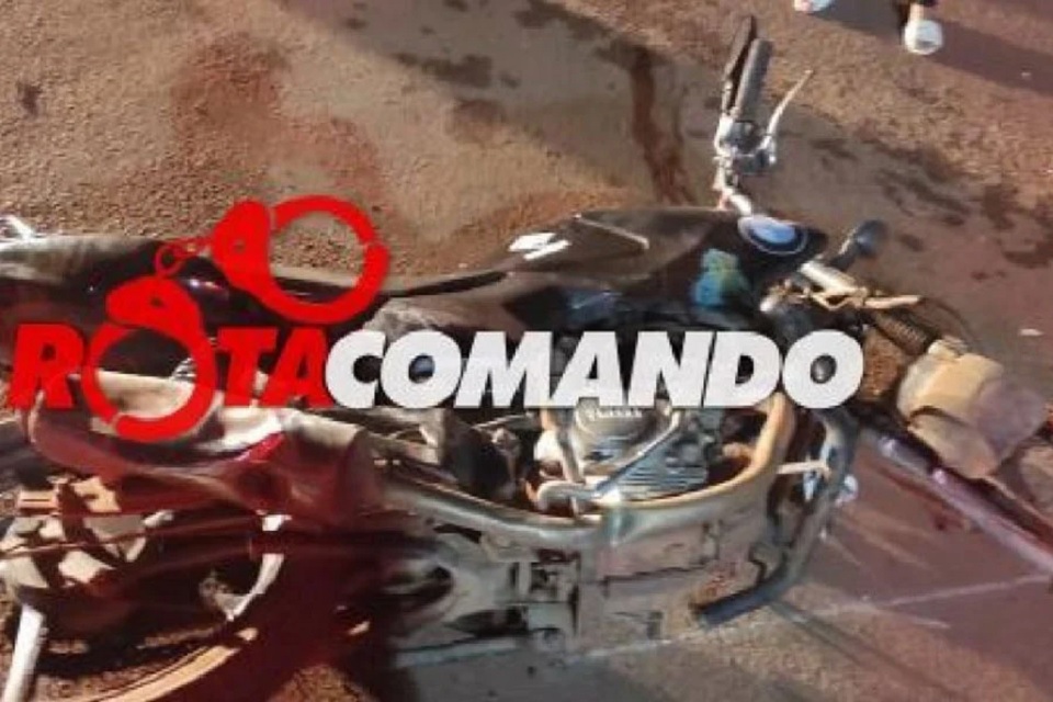 Um menor de 17 anos pilotando uma motocicleta ficou gravemente ferido após bater em um carro parado na Avenida Tancredo Neves