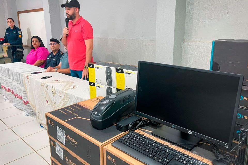 Deputado Nim Barroso entrega equipamentos de informática para Polícia Militar Mirim, em Ji-Paraná