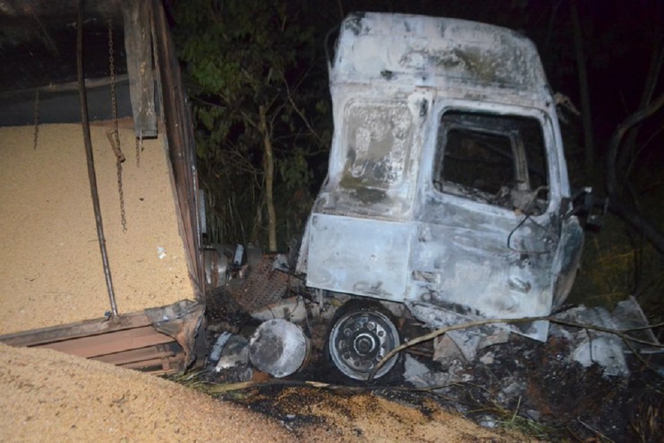 Carreta perde controle na Br - 364 sai da pista e pega fogo