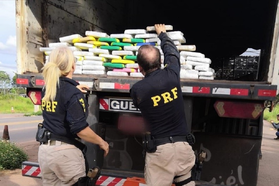PRF encontra mais de 70 kg de cocaína em carreta com fundo falso