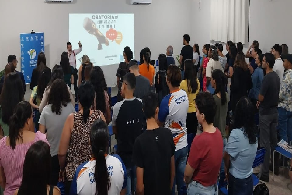 Cursos gratuitos são oferecidos pela Escola do Legislativo durante a feira agropecuária de Buritis