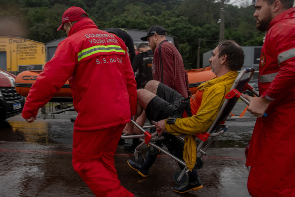 Temporais no RS matam 31, inundam cidades e isolam moradores sem resgate