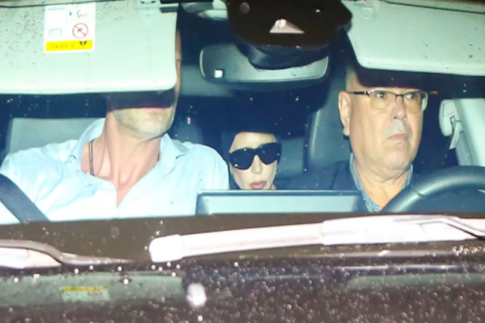 Lady Gaga chega ao Rio e provoca correria de fãs na porta de hotel