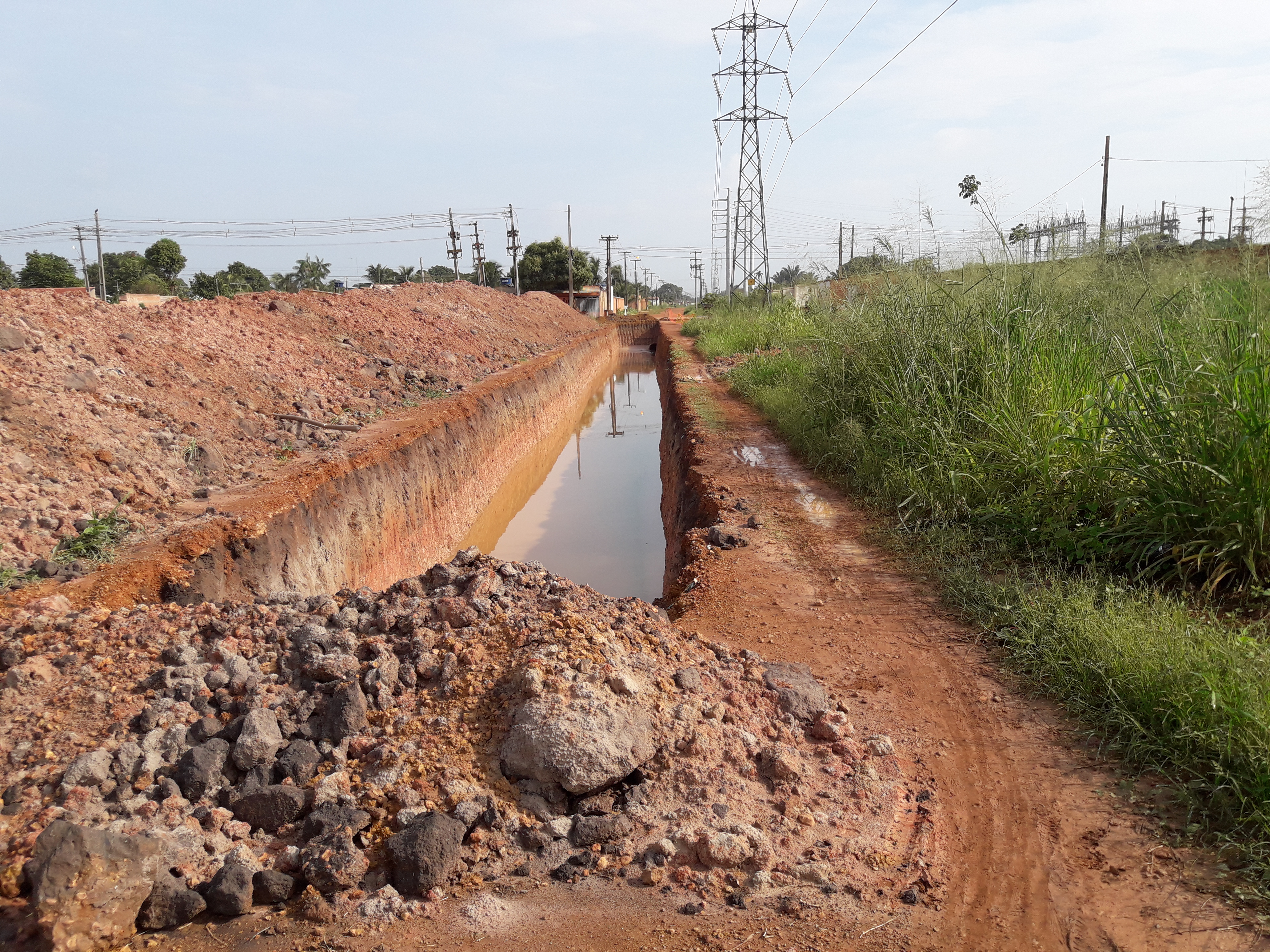 Prefeitura inicia obra de drenagem para asfaltar a rua Raimundo Cantuária