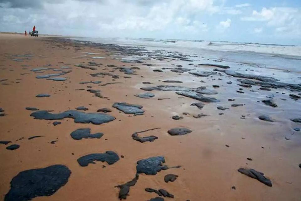 Venezuela nega responsabilidade por petróleo em praias do Brasil