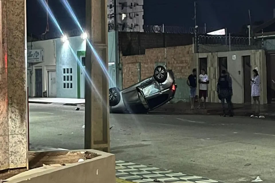 Carro capota no Centro de Porto Velho após ser atingido por outro carro