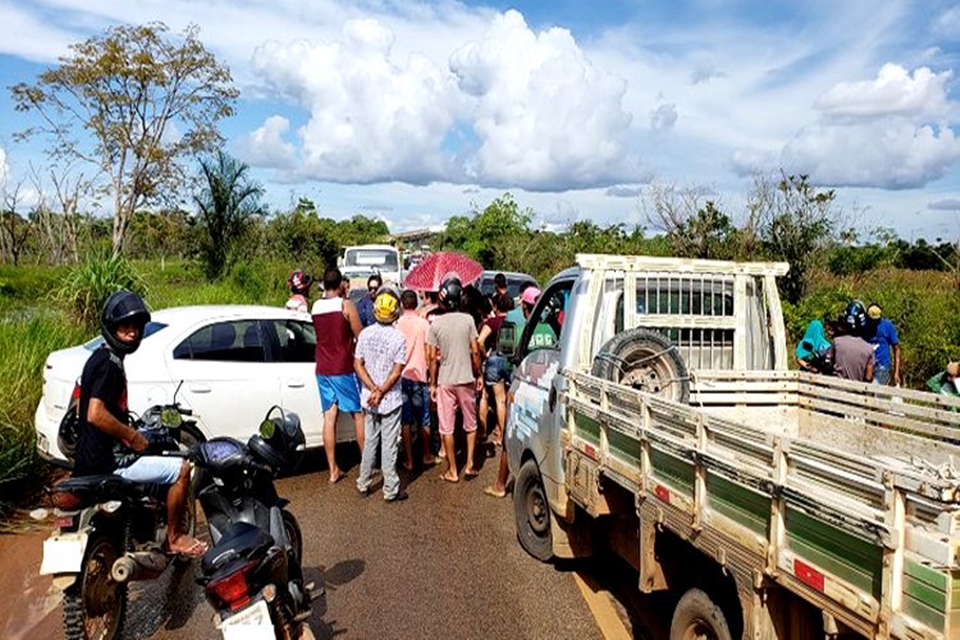 Por causa da cheia, Moradores da Vila DNIT fecham a BR-319 no sentido Porto Velho-Humaitá