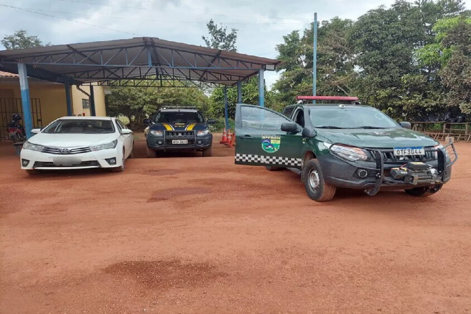 Segundo PRF, um dos veículos recuperados é um Corolla roubado na capital Porto Velho. No outro carro viajava um casal, que disse não saber da origem criminosa do automóvel.