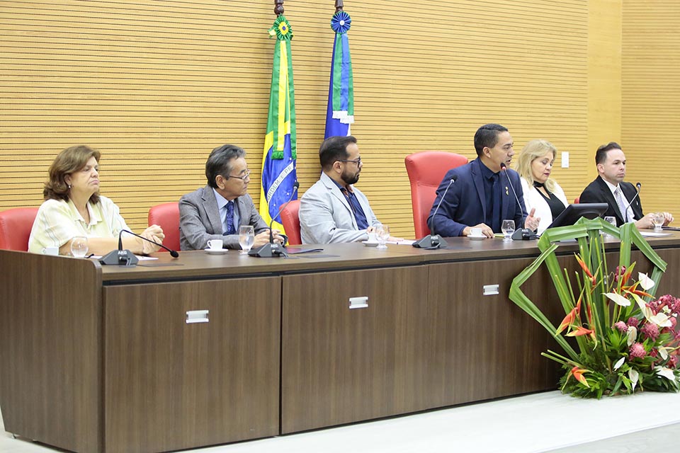 Deputado Eyder Brasil entrega Voto de Louvor aos profissionais da saúde