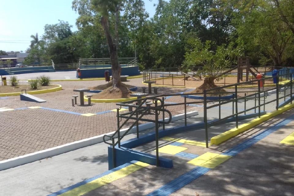 Semusb realiza limpeza de vias e revitalização de praças