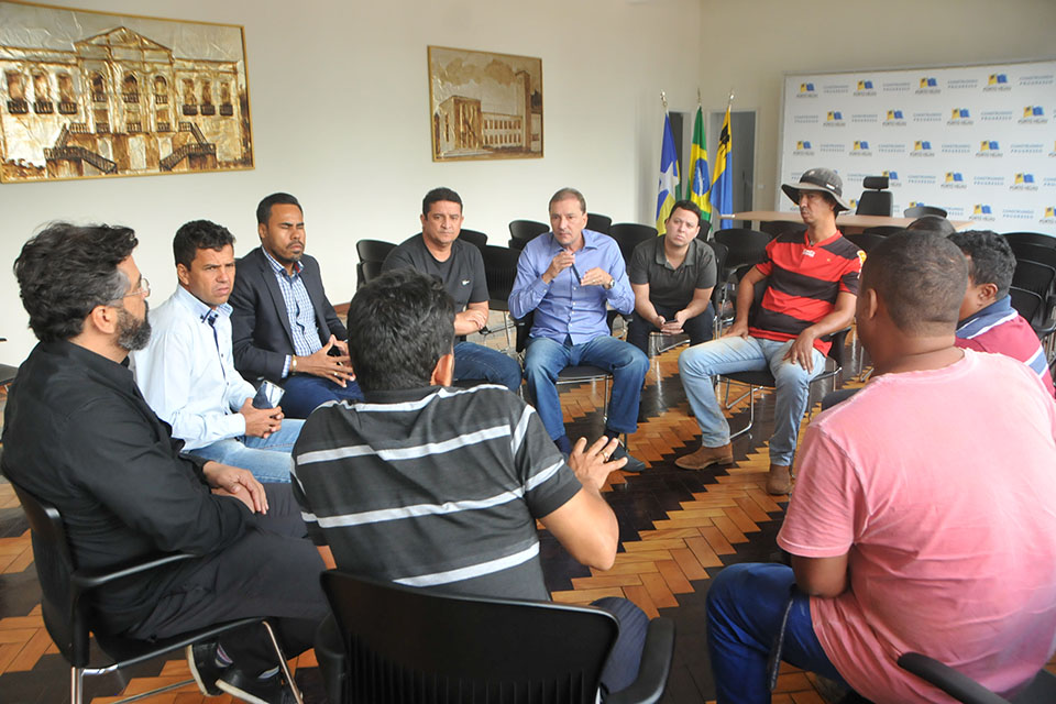 Prefeito se reúne com moradores da Colônia Viçosa para debater melhoria da estrada
