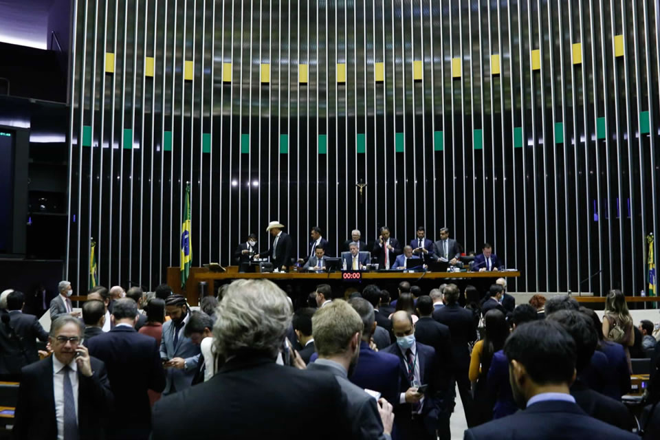 Câmara amplia isenção do IR para R$ 2.824 por mês