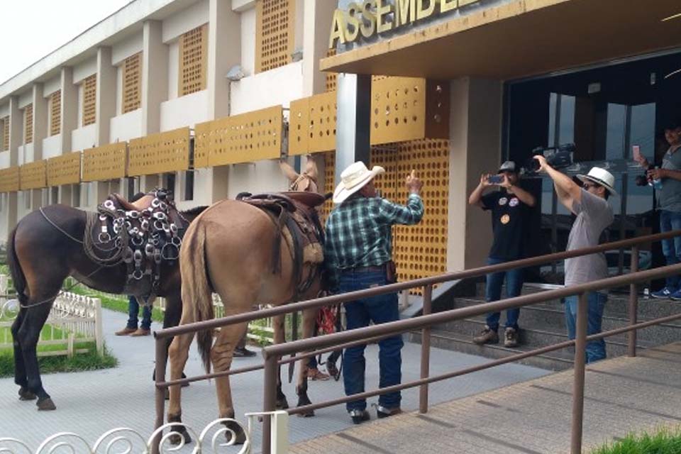 Adriano Boiadeiro quer voltar para a Assembleia Legislativa em grande estilo