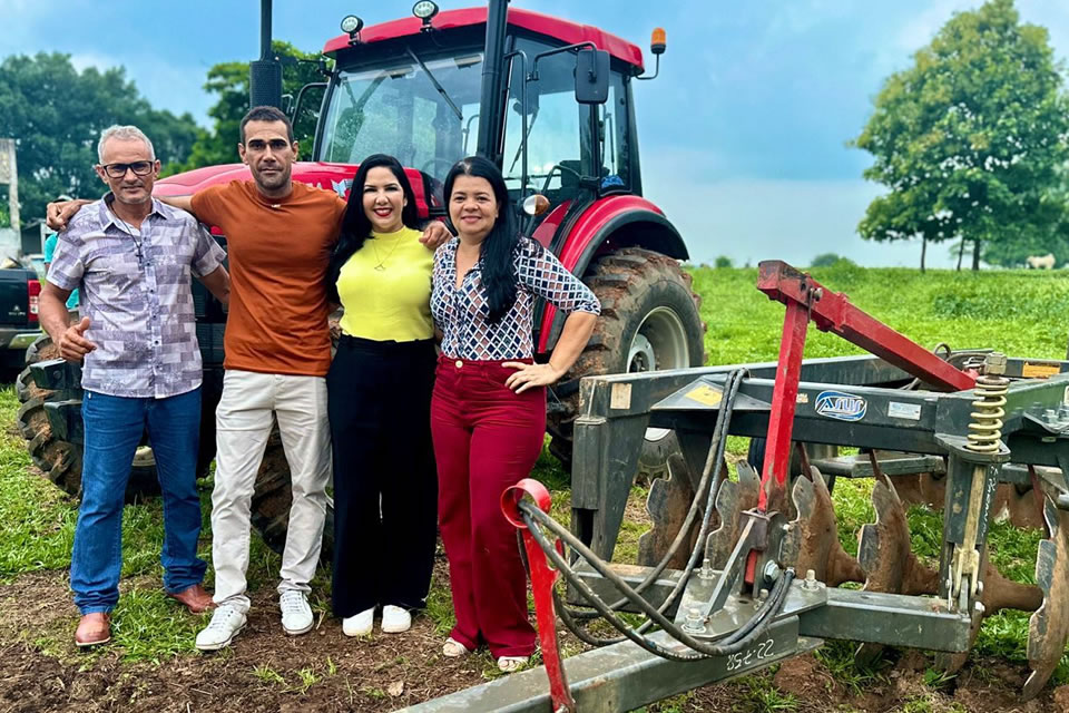 Deputada Cristiane Lopes e Dr. Alan Queiroz entregam 320 mil em equipamentos agrícolas para produtores rurais de Jaru