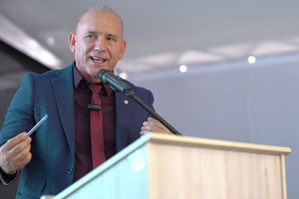 Deputado Ezequiel Neiva quer melhoria da genética do gado leiteiro