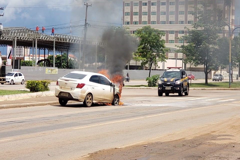 Carro pega fogo em sinal na Avenida Jorge Teixeira 