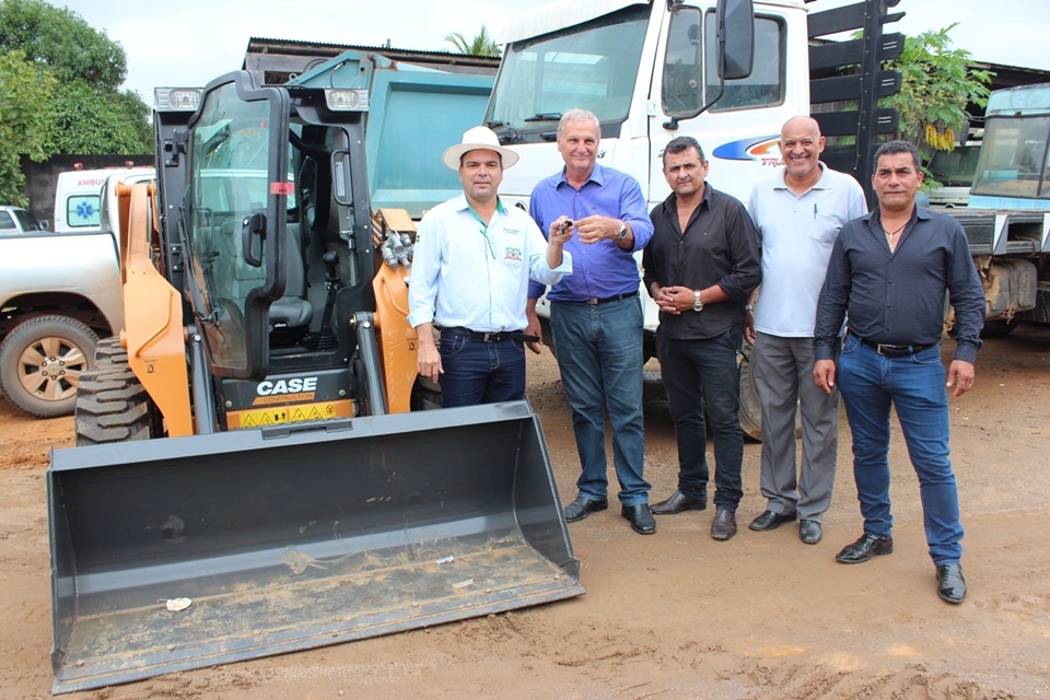 Adelino Follador entrega máquina e reafirma apoio a Buritis