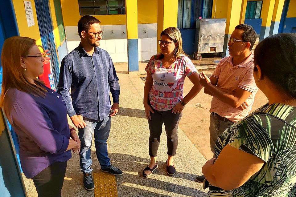 Anderson Pereira visita escola na capital, onde muro de fachada ameaça desabar