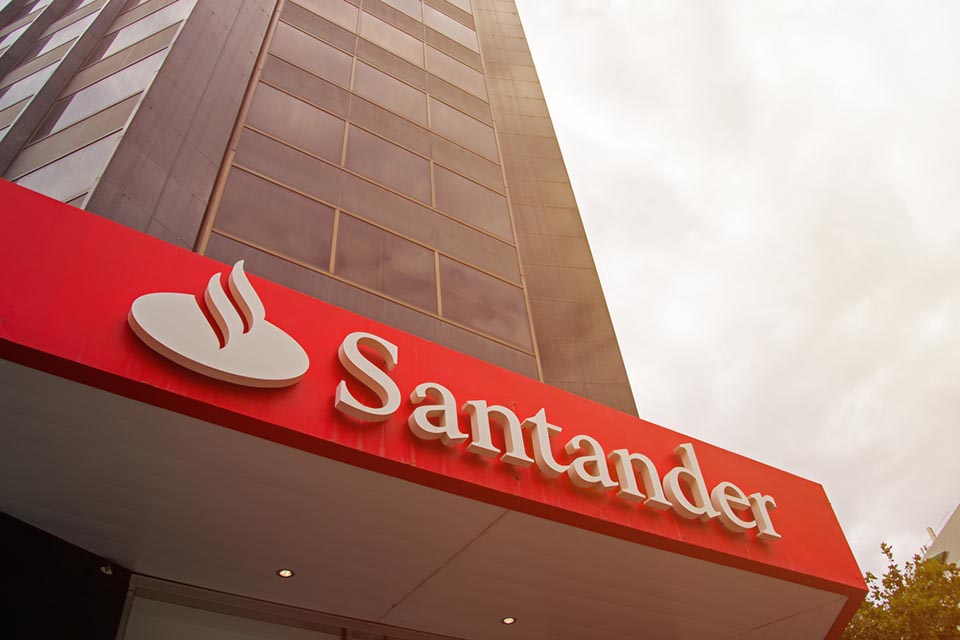 Santander insiste em demissão de bancário lesionado e Justiça volta a reintegrá-lo