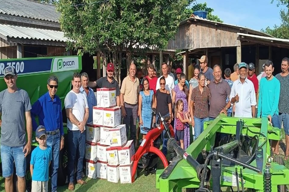 Deputado Ismael Crispin entrega implementos agrícolas em Santana do Guaporé