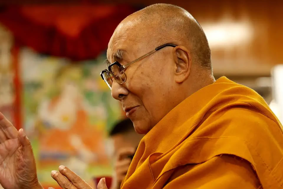 Dalai Lama contraria China e descarta escolha de sucessor por Pequim