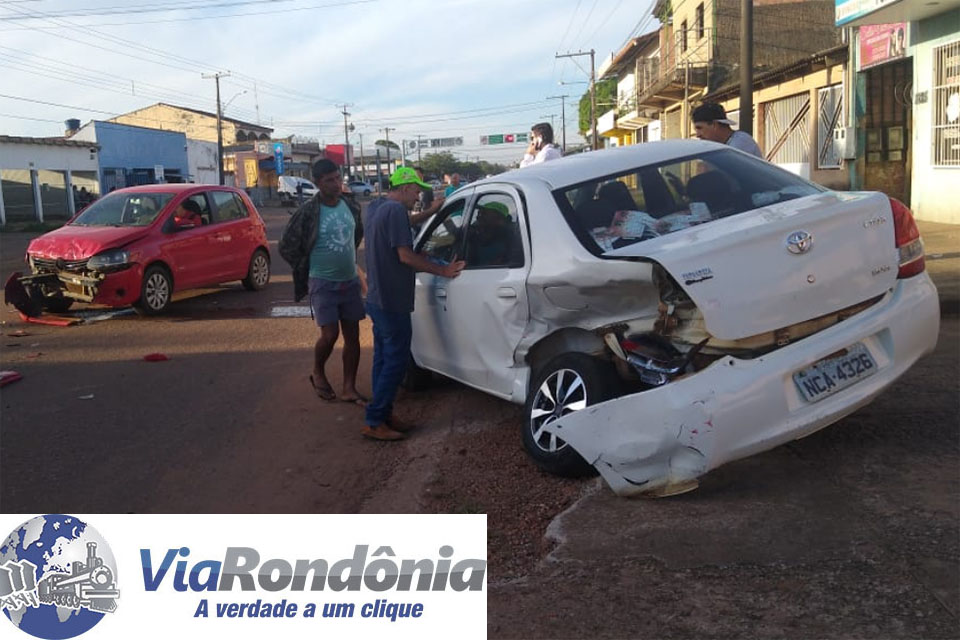 Forte colisão entre carro faz motorista desmaiar na capital