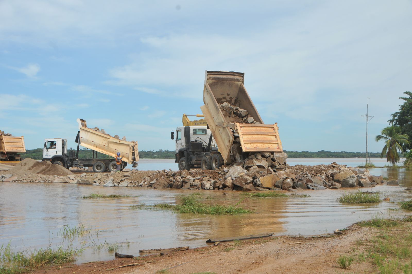 Elevado é construído para proteger peças históricas, caso a enchente atinja os galpões da EFMM