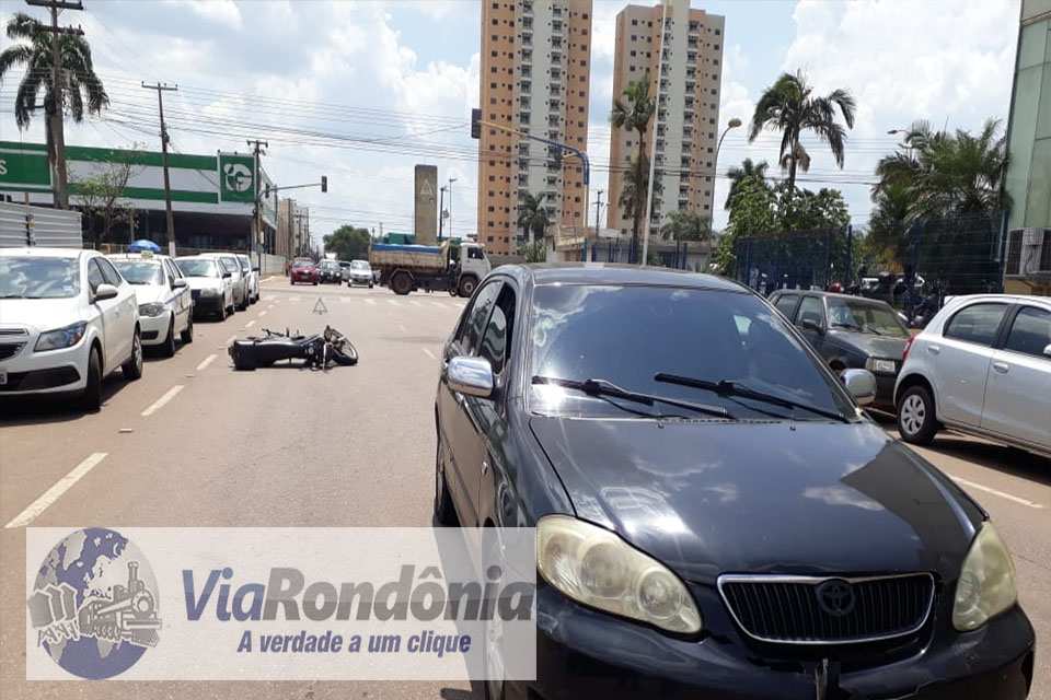 Colisão entre carro e moto deixa motociclista lesionado