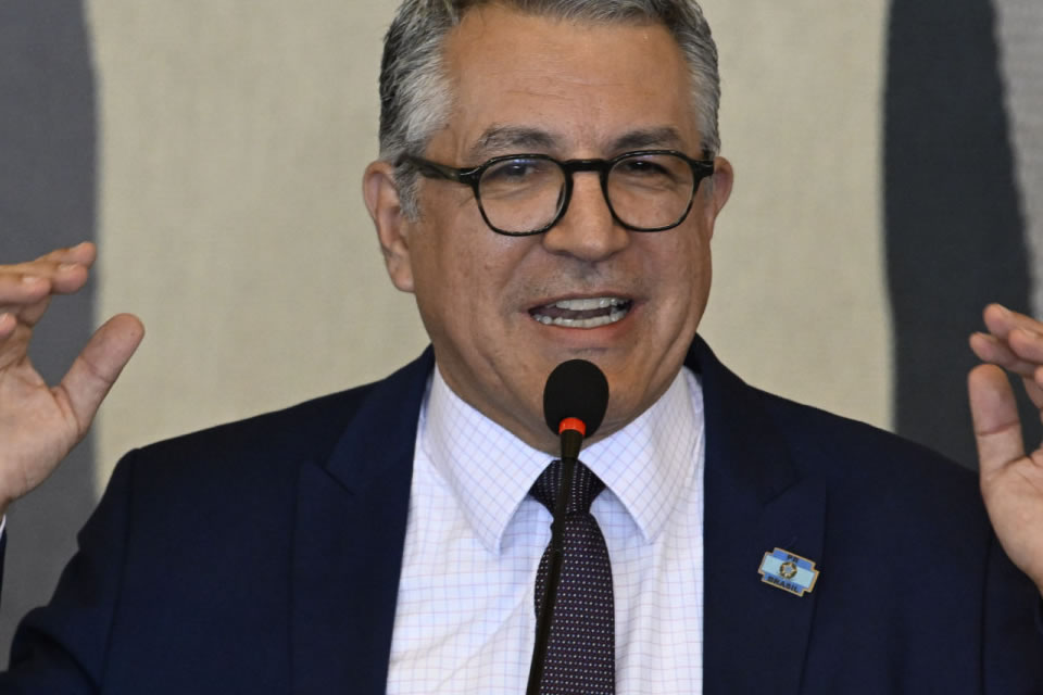 Governo recua, cede ao centrão e aceita cumprir calendário para pagar emendas