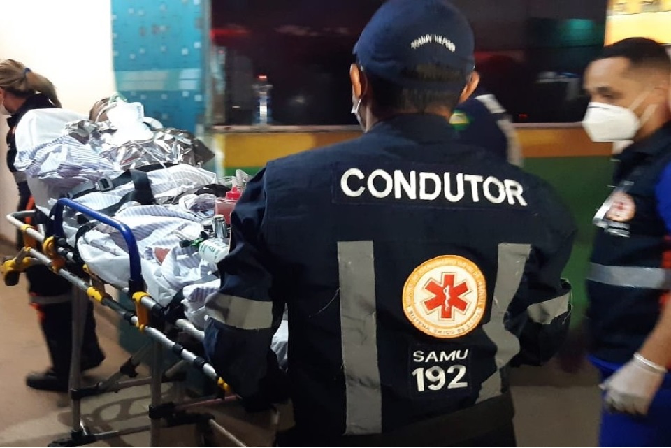 Uma ambulância do Samu e a PM foram acionados, e após os primeiros socorros a vítima foi encaminhada ao Hospital João Paulo II em estado grave.