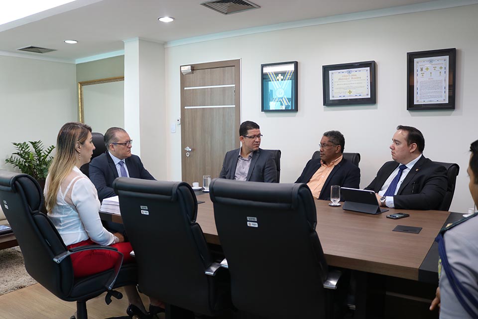 Procurador-Geral de Justiça se reúne com governador para garantir continuidade do serviço de transporte escolar em Porto Velho