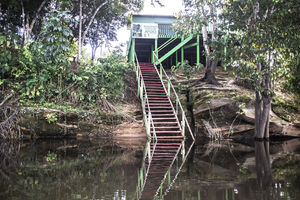 Comunidades ribeirinhas do rio Pacaás Novos são atendidas com água potável após solicitação da Dra Taíssa