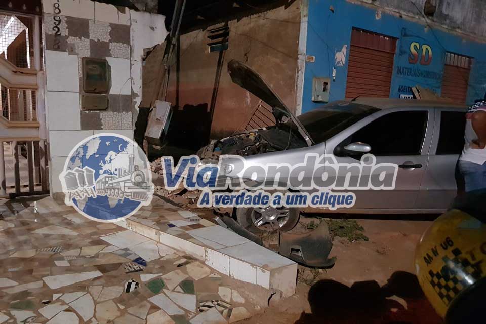 Motorista perde controle da direção de carro e derruba varanda de comércio
