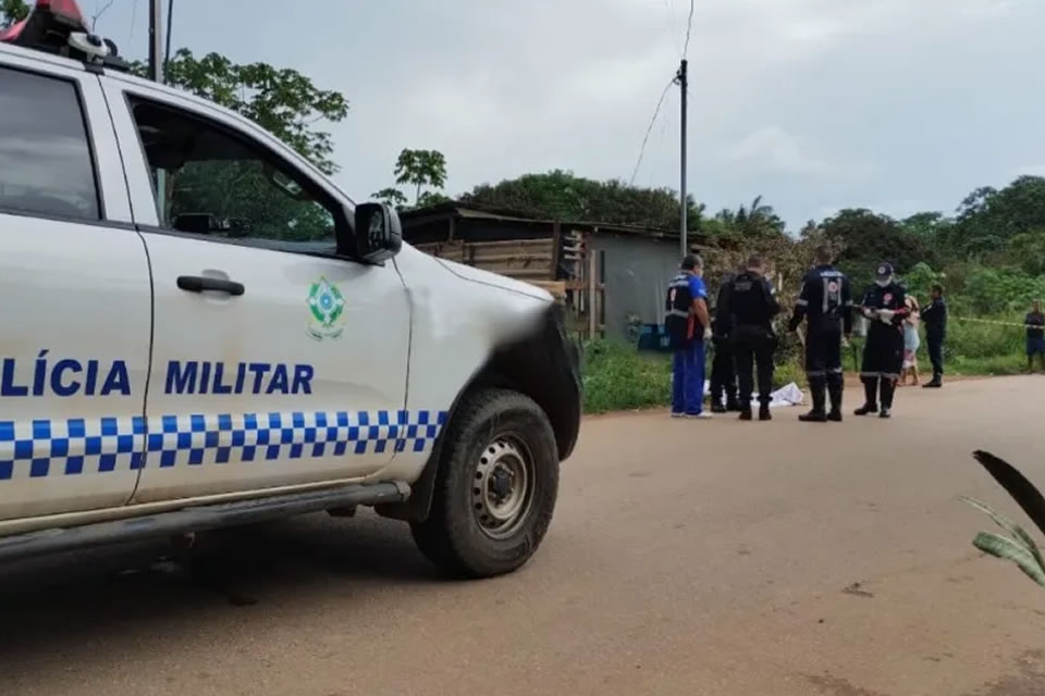 Criminosos em carro executam homem com tiros na cabeça no centro da capital