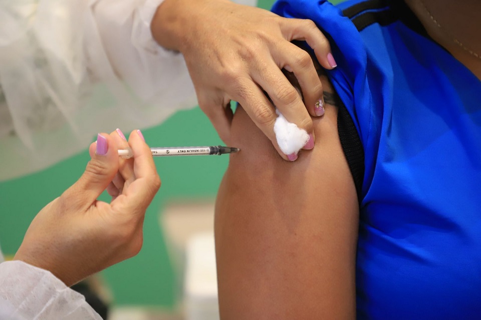 Unidades de saúde do município voltam a vacinar contra a covid-19 na sexta-feira
