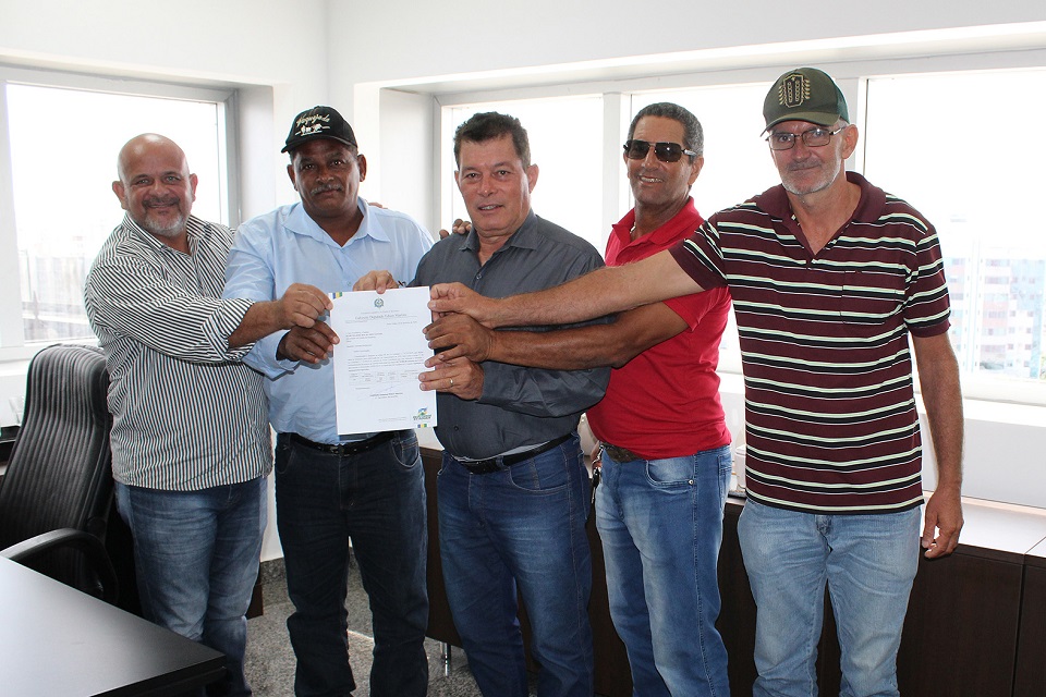 Deputado Edson Martins assegura emenda para associação de produtores rurais de Cujubim
