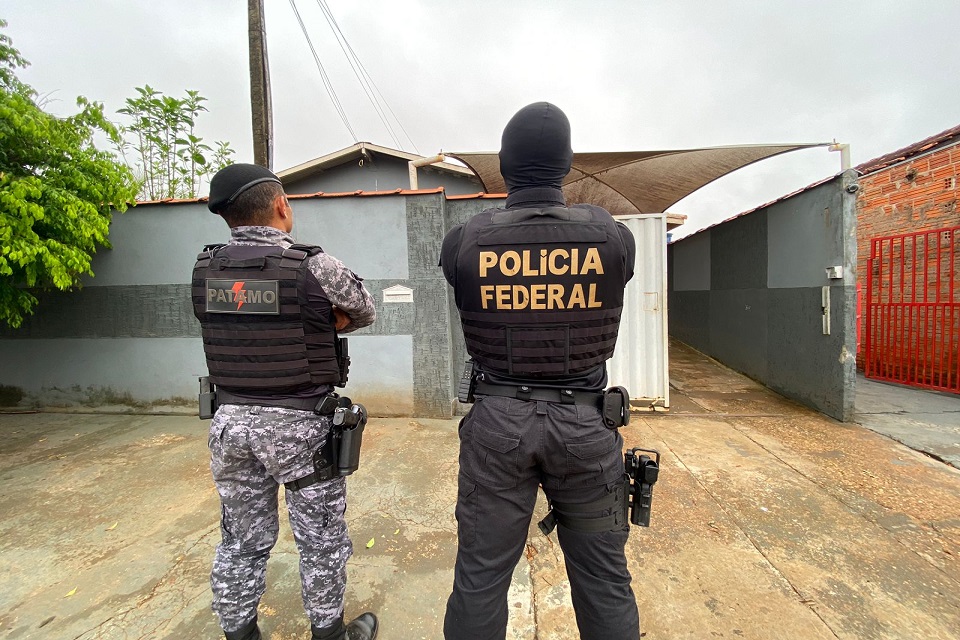 A Polícia Federal, em conjunto com a Polícia Militar de Rondônia, deflagrou nesta terça-feira, 22/11/2022, a Operação Conexão 135.