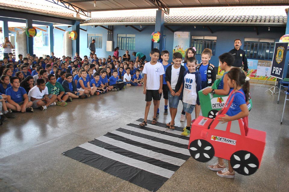 Dia do Pedestre com palestra da PRF e Detran em escola Municipal